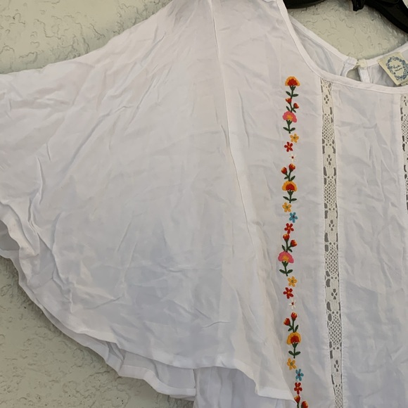 Francesca’s Blue rain crop top/blouse with open back bat style sleeves size L - Picture 3 of 9